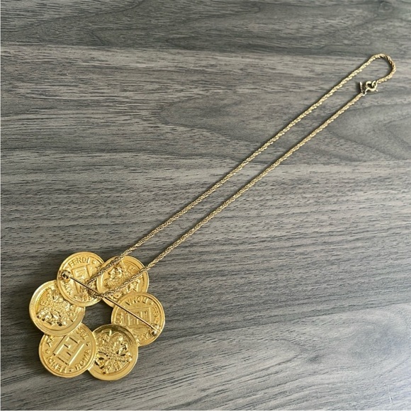 ❌ SOLD ❌ Rare Vintage FENDI ROMA Logo Monogram Janus Heads Roman Coin Brooch - Picture 5 of 5